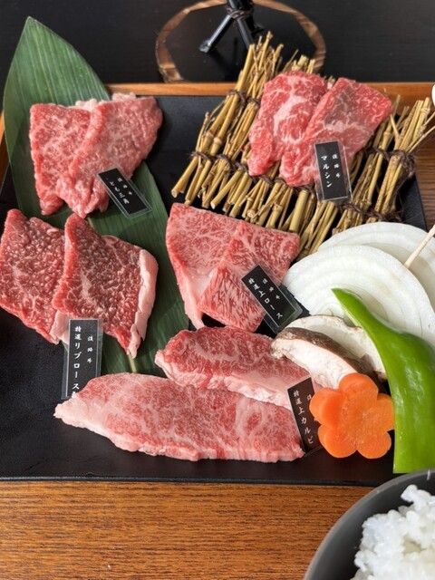 淡路牛ダイニング 夢照らす — 淡路牛燒肉拼盤實際照片